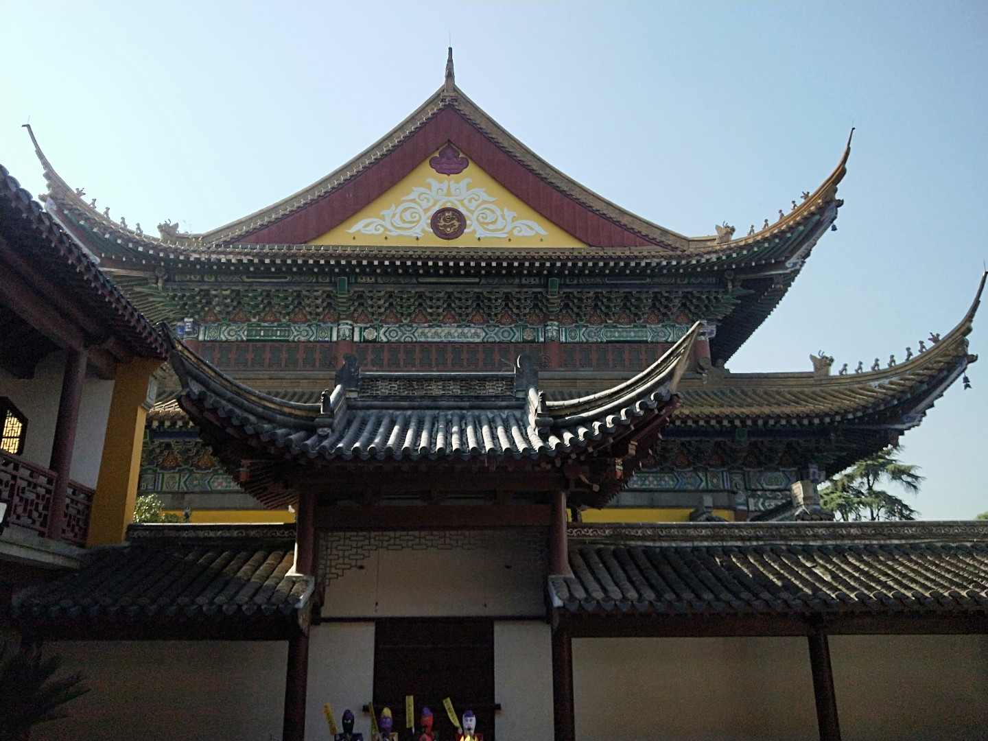 寺廟瓦鋪設(shè)要點(diǎn)，讓建筑更加美觀自然